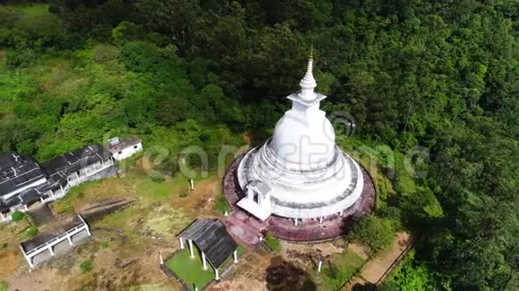 从斯里兰卡亚当峰山区寺庙拍摄的空中特写镜头视频的预览图
