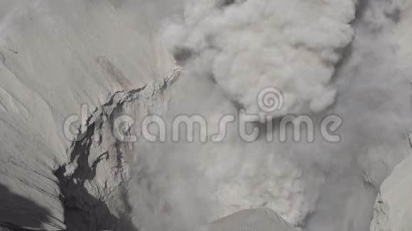 印度尼西亚东爪哇省BromoTengerSemeru国家公园GunungBromo火山口电影院视频的预览图