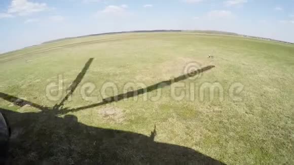 从飞行直升机的空中视野起飞了摄像机在里面视频的预览图