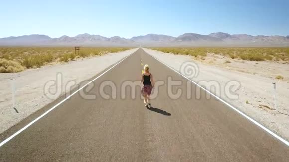 一个女人独自在大街上跳舞视频的预览图