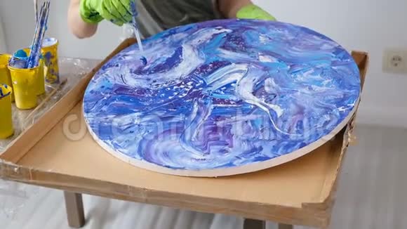 女人做流体艺术丙烯酸绘画创意宇宙艺术品嬉皮壁纸蓝色与创作者的手视频的预览图