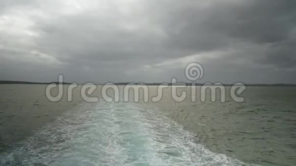 一艘船美丽的水路视频的预览图
