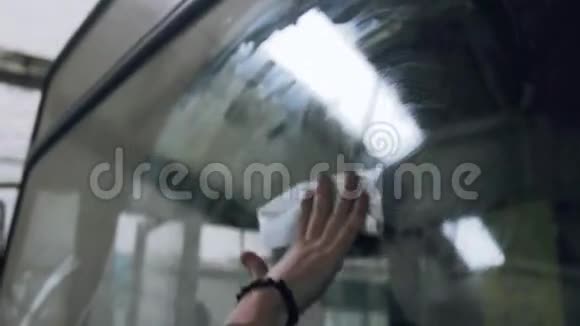 在公共汽车上用雨刷清洁窗户视频的预览图