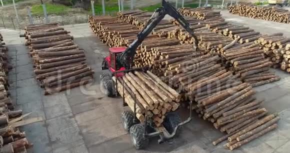 机械手卸原木的卡车木工工厂的工作设备工厂的工作锯木厂的工作视频的预览图