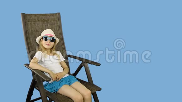 年轻的白种人女孩坐在椅子上喝着静水然后竖起大拇指视频的预览图