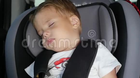 婴儿在路上睡在车里睡在车后座上的孩子动作很慢视频的预览图