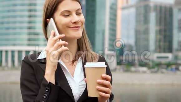 慢动作女商人在城市使用智能手机职业女雇主在打电话视频的预览图