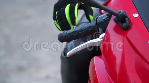 一个骑摩托车的人带着摩托车在山上的年轻帅哥特写镜头慢动作视频的预览图