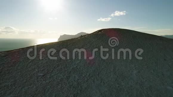 冰岛一个冰封的山谷被冰雪覆盖的群山环绕风景优美雪山视频的预览图