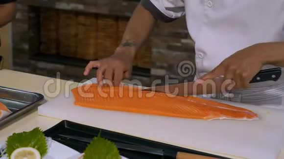 厨师在餐厅用切割板准备新鲜鲑鱼视频的预览图