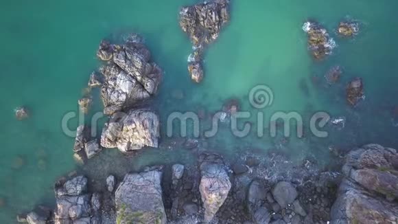 鸟瞰蓝色野生拉古纳海滩海岸线海湾与岩石和悬崖在海洋景观和视频的预览图
