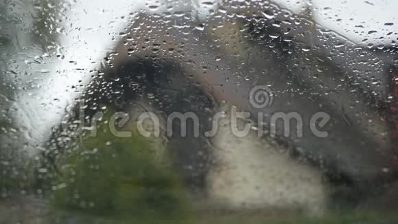 车内挡风玻璃餐厅背景季雨视频的预览图