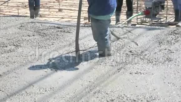 施工现场工人使用振动机消除混凝土气泡视频的预览图