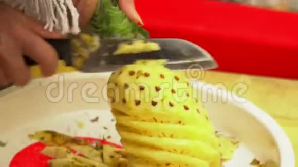 那个女人为买家切菠萝越南水果的店员那个女人清洗菠萝近点视频的预览图