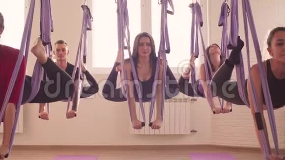 一群人在健身房做空中瑜伽体式视频的预览图