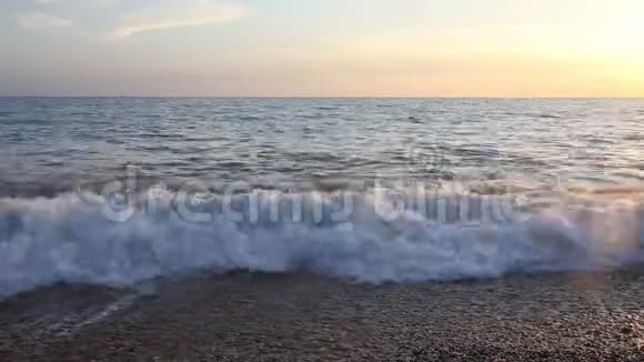 日落时海滩上的海浪视频的预览图
