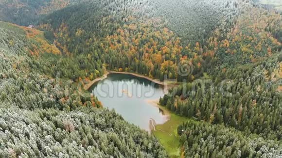 乌克兰美丽的蓝色湖泊的空中视频欧洲旅游目的地视频的预览图
