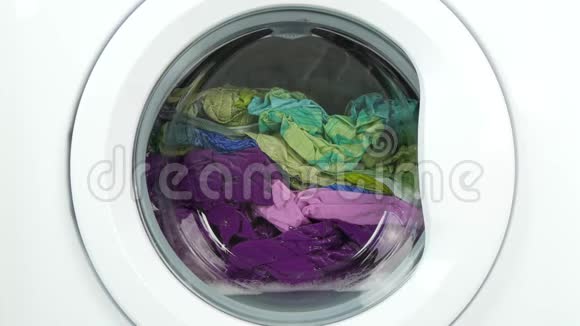 洗衣机洗衣旋转湿衣服视频的预览图