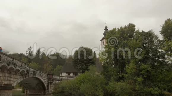 Bohinj湖附近教堂和桥梁的鸟瞰图视频的预览图
