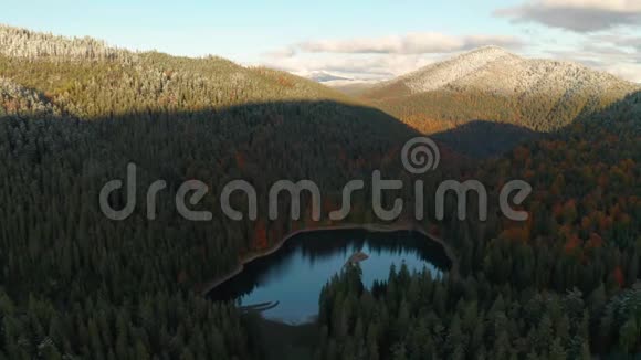乌克兰美丽的蓝色湖泊的空中视频欧洲旅游目的地视频的预览图