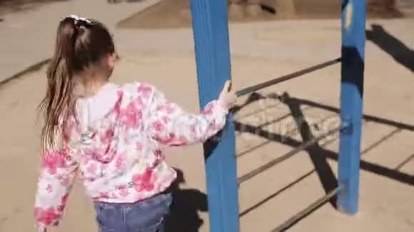 小女孩在操场上玩周末在公园散步视频的预览图