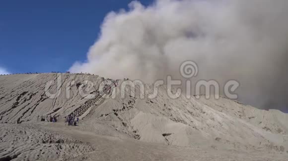 印度尼西亚东爪哇省BromoTenggerSemeru国家公园GunungBromo火山电影摄影视频的预览图
