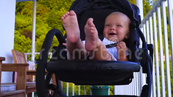 快乐的婴儿在婴儿车上挥舞着手视频的预览图