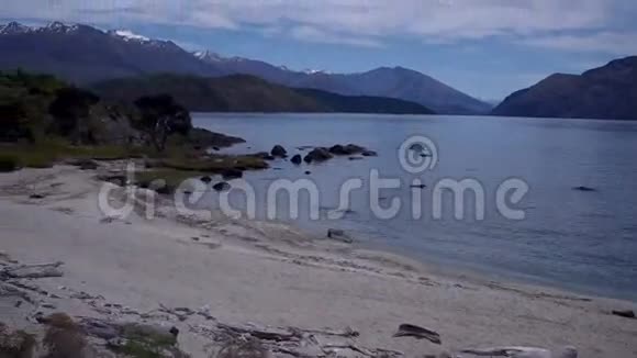 瓦纳卡湖的充满活力的海滩视频的预览图