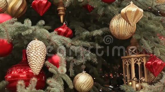 有迷人玩具和装饰品的圣诞树莫斯科新年主题视频的预览图