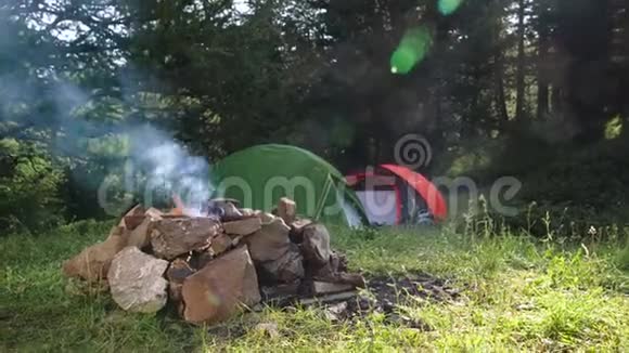 带帐篷的Bivouac夏令营和带火营视频4K视频的预览图