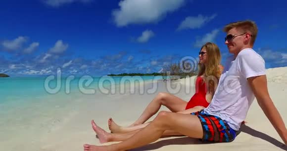 马尔代夫白色沙滩2人一对年轻夫妇一男一女坐在一起阳光明媚的热带天堂岛视频的预览图