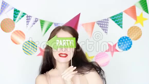 派对生日快乐为庆祝做装饰有趣的女孩微笑跳舞手拿盘子太有趣了肖像视频的预览图