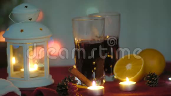 热覆盖酒和灯笼圣诞节前夕视频的预览图