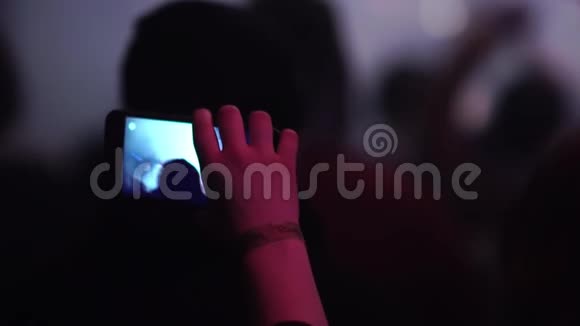 在音乐会上用智能手机拍摄视频慢动作视频的预览图