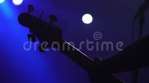 低音吉他手在摇滚音乐会上演奏视频的预览图