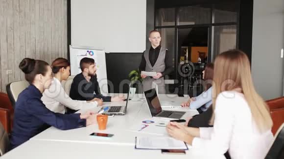 商务概念商务人员在办公桌上工作和开会视频的预览图