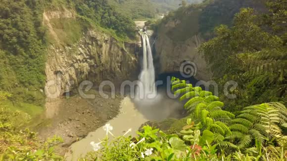 厄瓜多尔的神奇瀑布视频的预览图