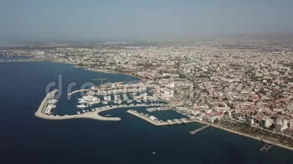 希腊的度假小镇从无人驾驶飞机上的鸟瞰图视频的预览图