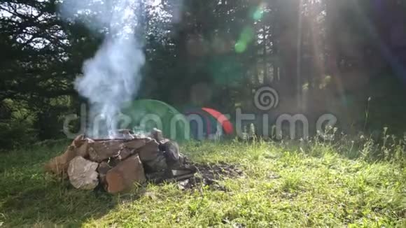 带帐篷的Bivouac夏令营和带火营视频4K视频的预览图