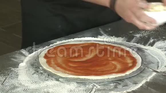 厨师准备披萨视频的预览图