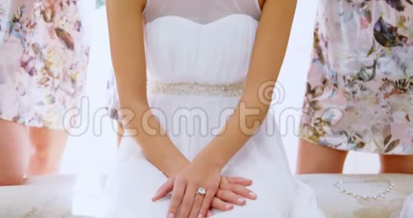 快乐新娘在伴娘的帮助下准备婚礼视频的预览图