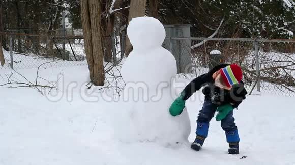 孩子做雪人视频的预览图