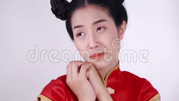 穿旗袍的悲伤的亚洲女人视频的预览图