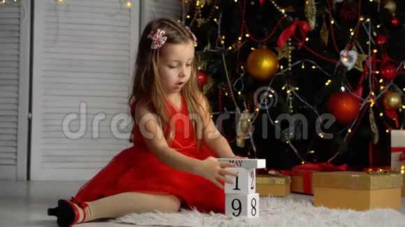 小女孩在玩积木圣诞节视频的预览图