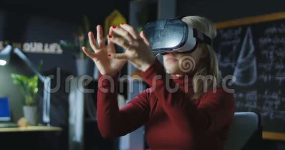 实验室员工在VR眼镜工作视频的预览图
