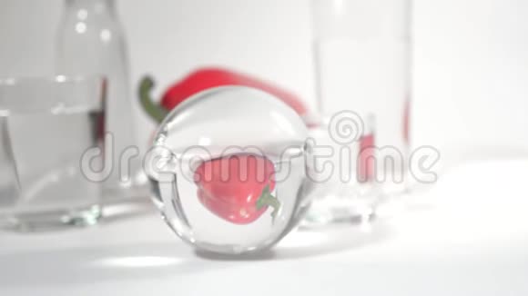 在白色背景上反射玻璃球红胡椒视频的预览图