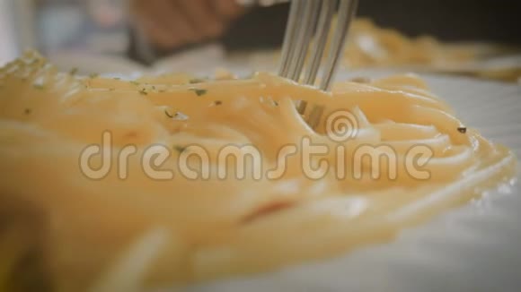 威尼斯餐厅特写意大利面食视频的预览图