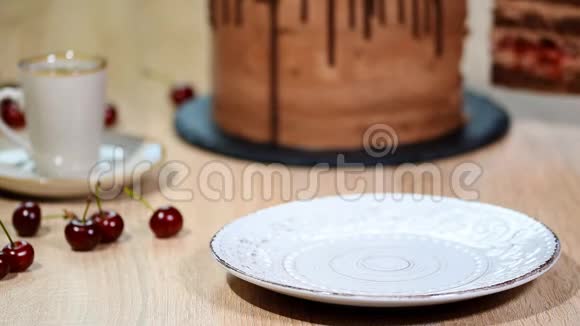 在盘子里放一块樱桃巧克力蛋糕视频的预览图