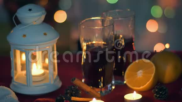 圣诞节的概念热覆盖葡萄酒和新年灯笼视频的预览图