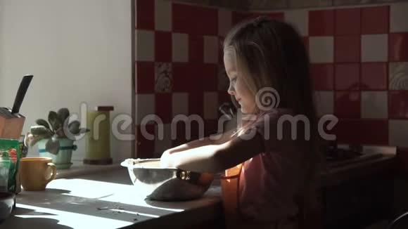 女孩在碗里准备面团视频的预览图
